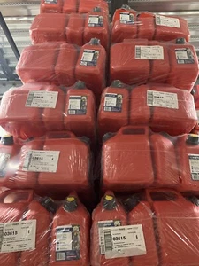 Lot 45 Scepter 6 Liter 1.58Gal Gas Fuel Can and 2.5 Liter 0.59GAL Oil Can Combo - Picture 1 of 12