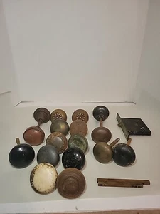Lotto di 17 maniglie per porte vintage da recupero, 1 set di serrature, varie Ferramenta - Foto 1 di 5