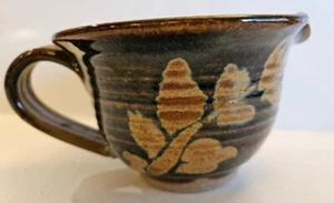 Art pottery stoneware cup w/ spout, 2-toned w/ flower design - Picture 1 of 7