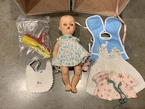 Vintage Baby Susan mit rosa und weißem Kleiderschrank extra Kleiderbügel - Bild 1 von 23