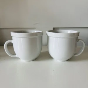 Juego de dos tazas de café Pottery Barn de cerámica blanca atemporal - Imagen 1 de 5