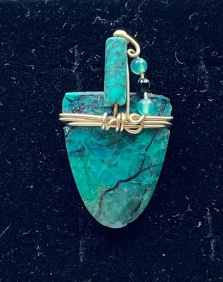 Green MALACHITE yellow gold Wire Wrapped Artisan Arrowhead/Sharks Tooth Pendant - Image 1 of 4