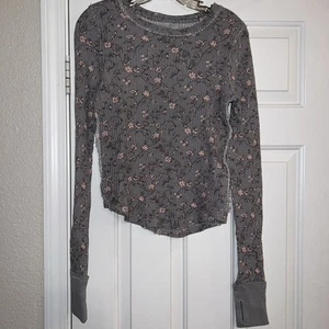 Camisa We The Free Talla Pequeña Gris Gofre Térmica Manga Larga Diseño Flor Rosa - Imagen 1 de 8
