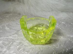 VINTAGE BOYDS URANIUM VASALINE GLASS OPEN SALT CELLAR 1.75" WIDE OCTAGONAL GLOWS - Picture 1 of 10