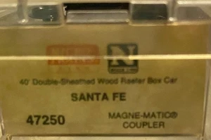 Micro Trains N Scale - 40' Dbl. Sh. Wood Reefer Santa Fe 25956 - 47250 - CL - Picture 1 of 2