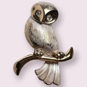 Signed Marvella Light gold tone owl brooch rhinestones eyes 1 3/8” - Picture 1 of 3