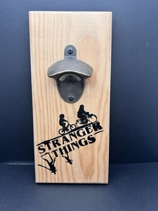 Stranger Things Custom Holz Wandbehang Flaschenöffner - Bild 1 von 2