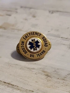 PIN SOLAPA Boston EMERGENCY Squad 20 años EMT PARAMÉDICO kz - Imagen 1 de 2