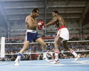 LARRY HOLMES vs KEN NORTON 8X10 PHOTO BOXING PICTURE - Picture 1 of 1