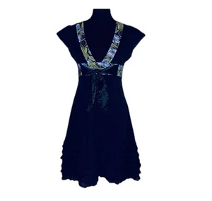 Free People Boho Gr. 2 schwarz Rüschen Stufenrock Blumenbesatz Kleid Style Vintage - Bild 1 von 24