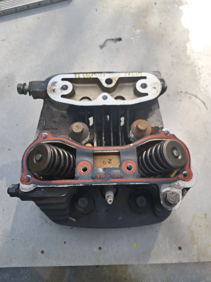 1988-1989 Harley Davidson Sportster 1200 черные головки цилиндров клапаны и пружины  - Изображение 1 из 4