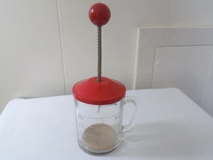 Vintage 1940er Hasel-Atlas 1 Tasse Glas Nuss Zerkleinerer mit Federwirkung roter Metalldeckel - Bild 1 von 6
