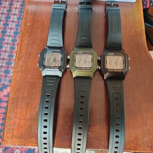 Lotto di tre orologi Casio W-800H - Foto 1 di 10