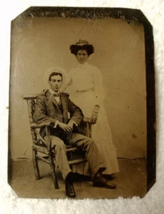 SELTENES ANTIKES ZINNFOTO VON MANN UND FRAU NE PENNSYLVANIA Stuhl 1890’S - Bild 1 von 2