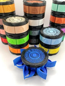 Celtic Stapelbare Würfel Set Box: 7 Würfel Halter in Metallic Farben - Bild 1 von 102