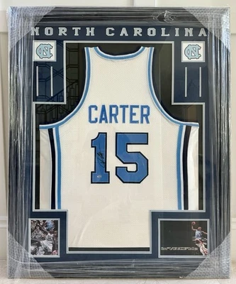 Camiseta Vince Carter salto alcatrão emoldurada + autografada UNC - Imagem 1 de 4