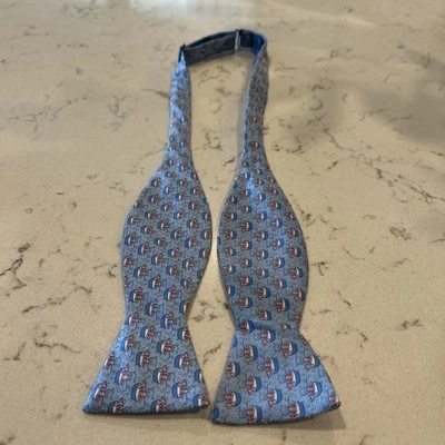 Pajarita Southern Tide Azul “Pez en una bañera” Seda Ajustable Hecha a Mano en Italia Foto 1 de 4