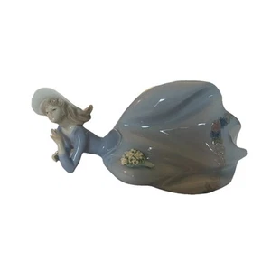 Porcellana Lladro come nuova "Pretty Pose" ragazza sdraiata con fiori #5589 senza scatola - Foto 1 di 13