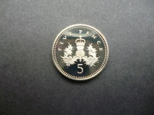 1991 QUEEN ELIZABETH 2ND PROOF 5P COIN (SMALLER TYPE) HOUSED IN A NEW CAPSULE. - Picture 1 of 2