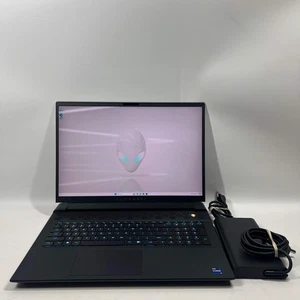 Alienware M18 R2 P51E 18" Core i9-14900HX 2,2 GHz 32 GB RAM 1 TB GeForce RTX 4070 - Imagen 1 de 9