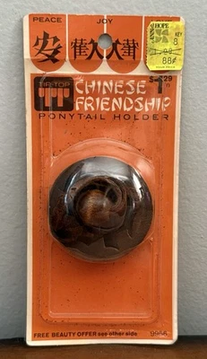 NUEVO Soporte Cola de Caballo Amistad China De Colección Nuevo en Paquete Por Punta Superior Cordón Marrón Foto 1 de 4