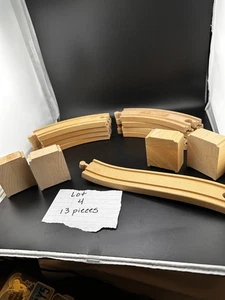 Konvolut 13 Stück Thomas Holzeisenbahn Eisenbahn Gleisstücke Brio Comp Risers - Bild 1 von 7