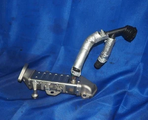 2018-2025 Jeep Grand Cherokee Wrangler 2.0L L4 EGR Enfriador Válvula Montaje OEM - Picture 1 of 8