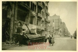 WW2 ORIGINAL FOTO geschlagener deutscher Panzer V Panther Panzer in der Schlacht bei Berlin - Bild 1 von 1
