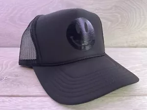 CAPPELLO NERO HAPPY FACE NERO 5 PANNELLI CORONA ALTA TRUCKER SNAPBACK RITORNO - Foto 1 di 2