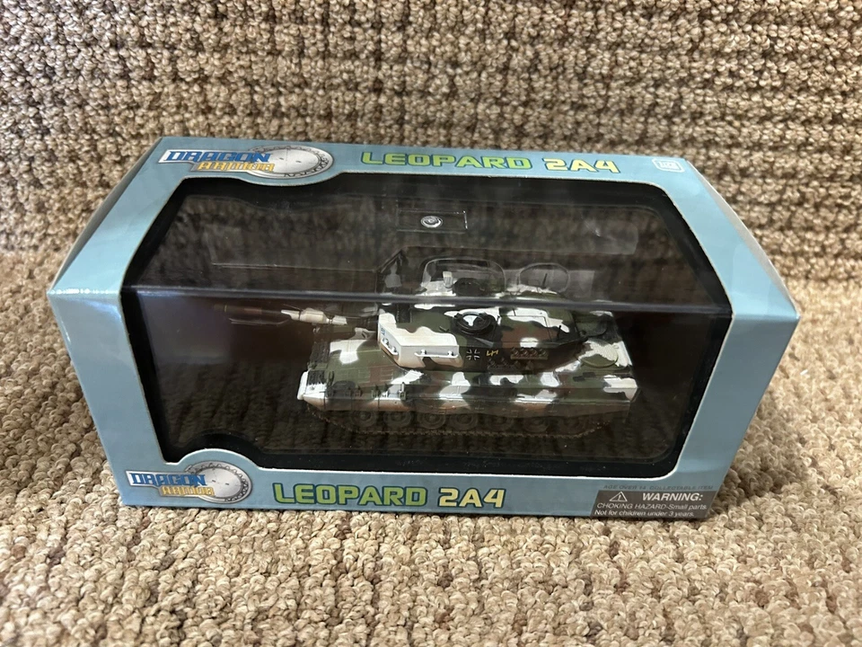 Dragon Armor 1:72 Leopard 2A4 Battle Tank, 4./PanzerLehrbataillon 93, No. 60082 - Image 1 of 4