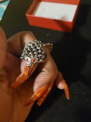 Anillo de plata para hombre talla 6 ajustable - armadillo texturizado con diamantes de imitación ojos rojos Foto 1 de 4