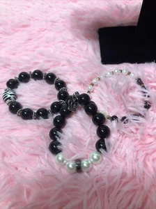 Bracciale o bracciali perle bianche e nere 3 file estensibili nuovo fatto a mano - Foto 1 di 7