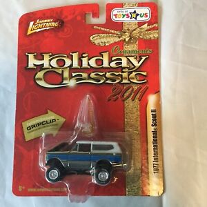 1977 INTERNATIONAL SCOUT II    JOHNNY LIGHTNING HOLIDAY CLASSIC ORNAMENTS   1:64