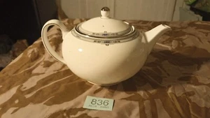 Tetera vintage Wedgwood Amherst blanca con adornos de platino gris y azul 1,75 pintas - Imagen 1 de 9