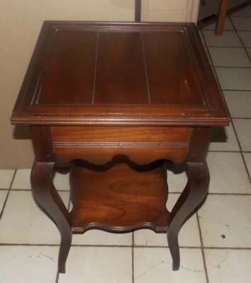 Cherry End Table / Side Table by Hekman  (ET282) - Image 1 of 4