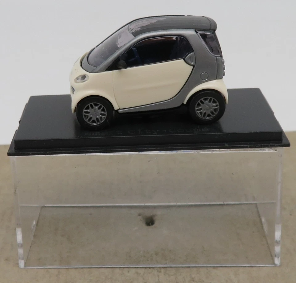 Occasione Busch Ho 1/87 Smart City Coupé Bianco Crema/Grigio Chiaro IN Box - Immagine 1 di 4