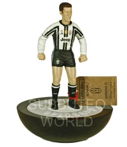 UNA FIGURINA JUVENTUS SUBBUTEO EDIZIONE LIMITATA DA COLLEZIONE CON LICENZA UFFICIALE. - Foto 1 di 2