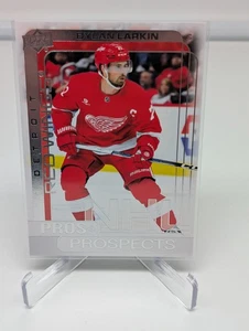 2024-25 Upper Deck Extended Series #PP-3 Dylan Larkin Pros & Prospects Red Wings - Bild 1 von 2