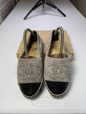 Chanel Gris/Negro Gamuza y Cuero Cc Puntera Alpargatas Planas Talla 38 / EE. UU. 8 Foto 1 de 4