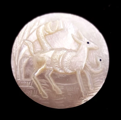 Ciervo con serpiente ~ Botón de imagen de madreperla tallado antiguo extra grande 1-3/4" Foto 1 de 4