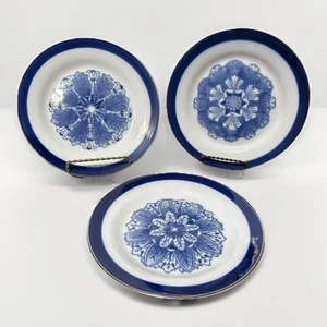 Lotto di 3 piatti laterali per insalata Bombay Co rosetta blu bianco accento bordo argento 8" - Foto 1 di 17