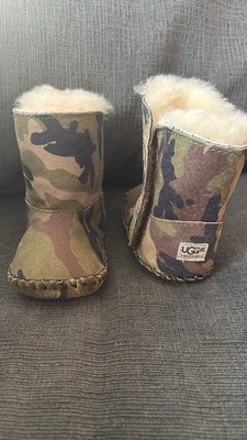 BOTAS BABY UGGS CADEN CAMUFLAJE SUAVES Y ACOGEDORAS TALLA 0/1 6-12 MESES Foto 1 de 4
