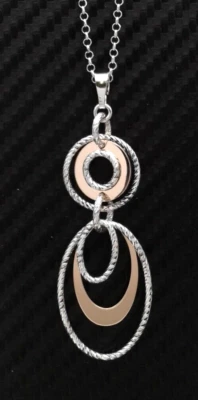 Collana con ciondolo in argento 925 rodiato e rose' di Fraboso.. - Immagine 1 di 4