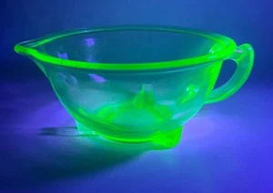 URANIIUM!! Hazel Atlas 7”Footed Mixing Handled Batter Jug Bowl Green Depression - Picture 1 of 11