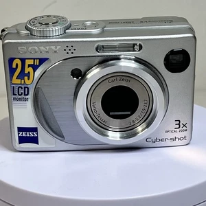 sony cybershot DSC-W1 Digital Camera 5.1 MP Damage To Battery Compartment Lid - Foto 1 di 19