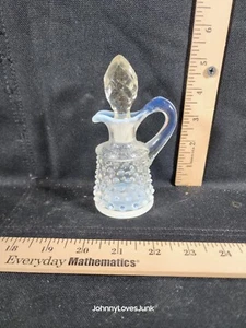 Cristal artístico Fenton vintage blanco opalescente Hobnail Cruet con tapón - Imagen 1 de 2