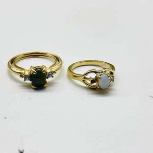 2 gelbgoldfarbene Ringe Damen grüner Cabochon & weiße opalähnliche Steine - Bild 1 von 9