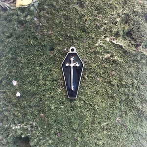 6 dijes de ataúd esmalte negro muerte oscuro artesanía colgante de metal de 1" pulgada - Imagen 1 de 1