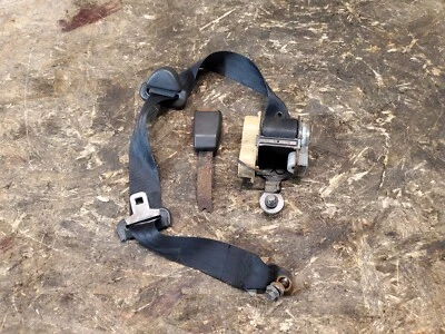 Черный натяжитель ремня безопасности со стороны переднего пассажира для Nissan 300ZX 1990-1996 NSB054NR02 - Изображение 1 из 4