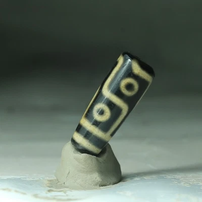 Antiguo colgante amuleto tibetano de cuentas de ágata Dzi "6 ojos" del Tíbet 45512 Foto 1 de 4